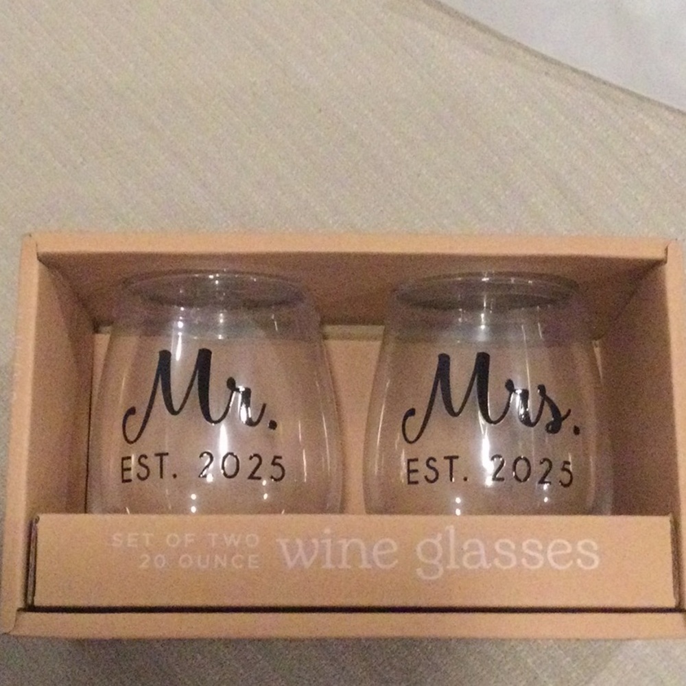 Mr. and Mrs. Wine Glasses Set